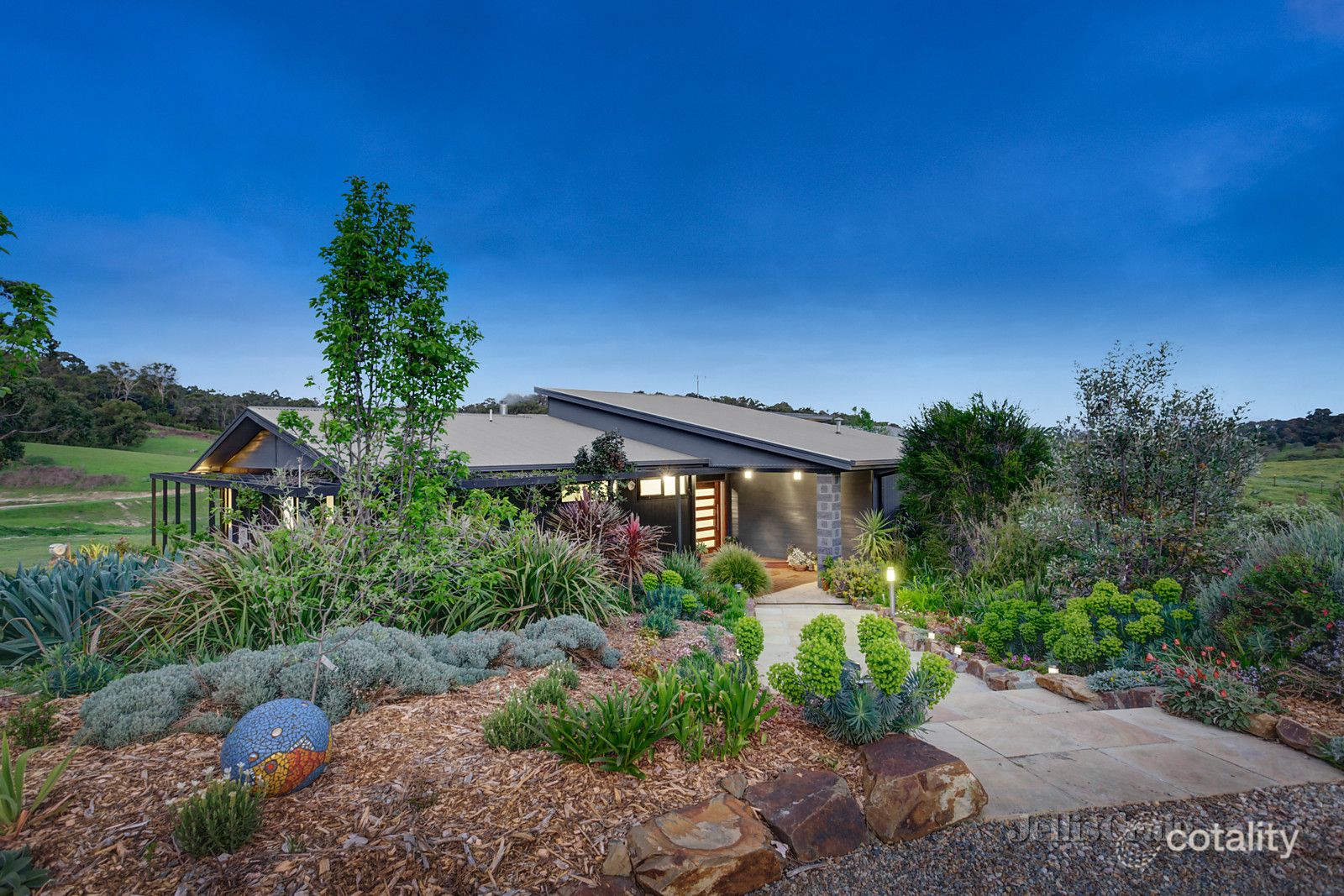 699 Heckers Hill Way, Kangaroo Ground, VIC 3097