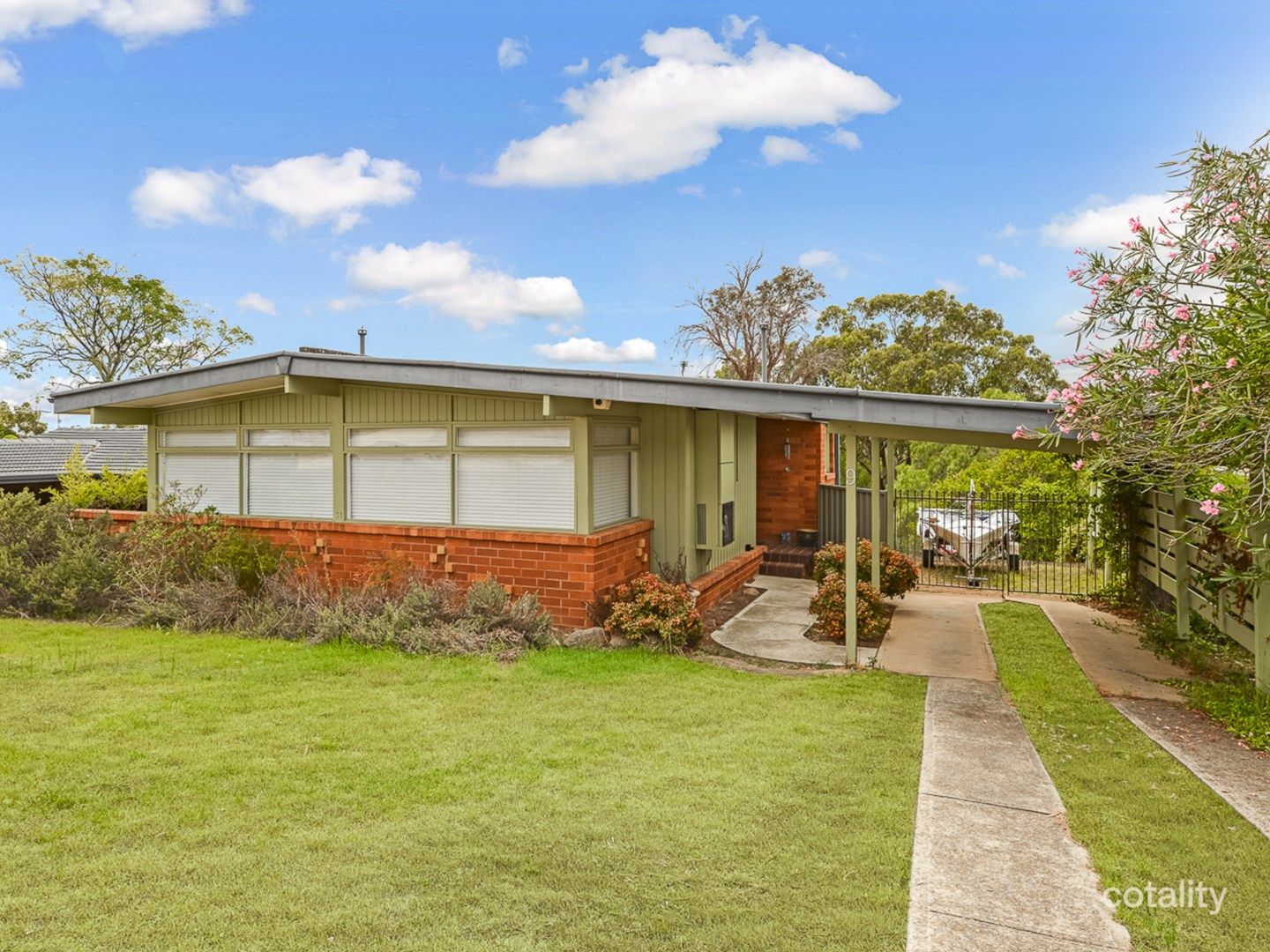 9 Lawn Ave, Bradbury, NSW 2560