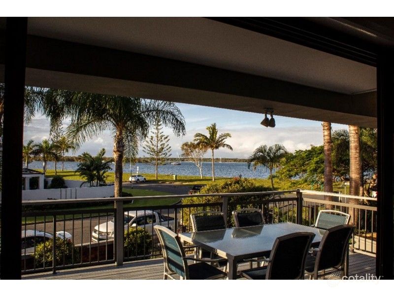 2 Runaway Bay Ave, Runaway Bay, QLD 4216