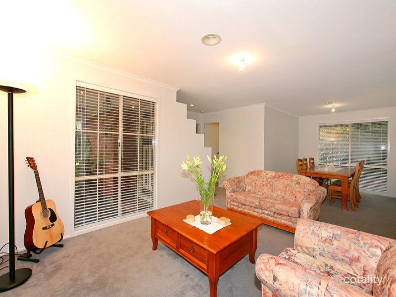 31 Azarow Cct, Croydon South, VIC 3136