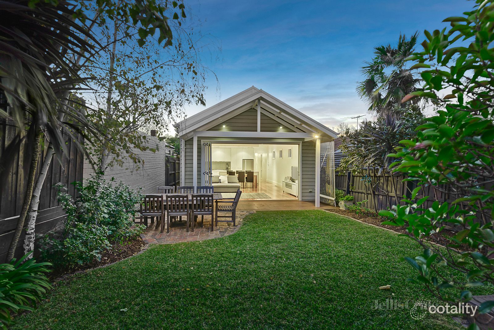15 Middlesex Rd, Surrey Hills, VIC 3127