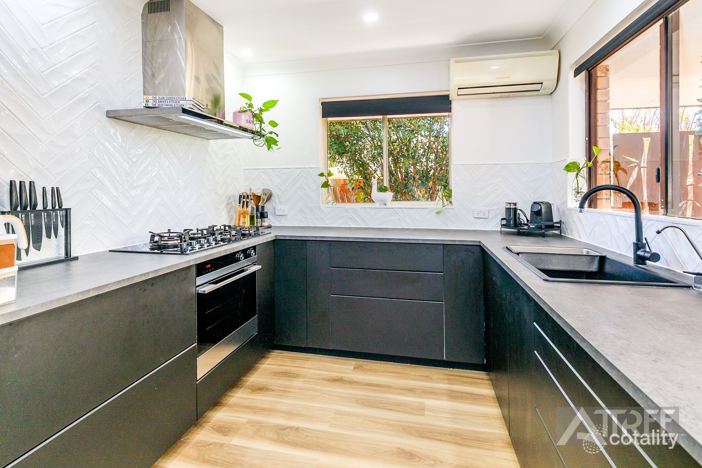 21 Tollington Park Rd, Kelmscott, WA 6111