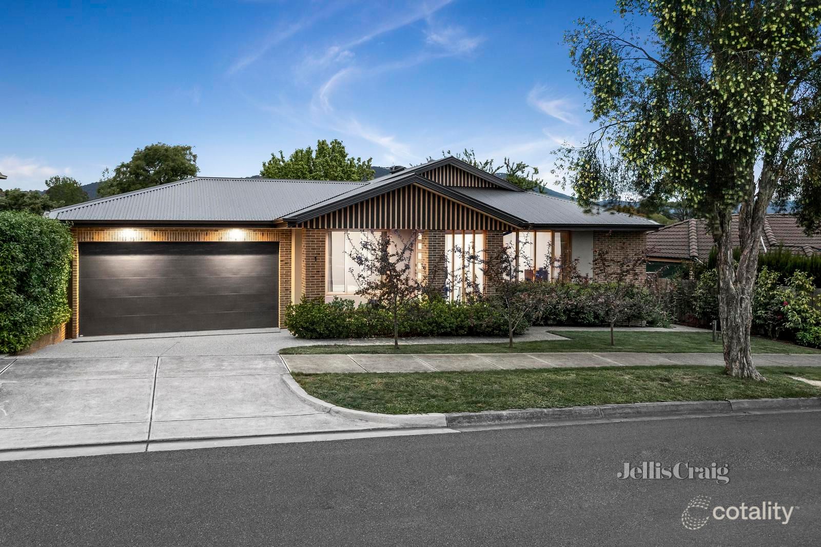1 Dunrossil Dr, Kilsyth, VIC 3137