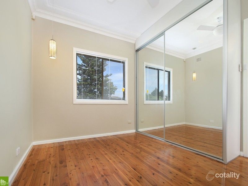 4 Gordon Cres, Lake Heights, NSW 2502