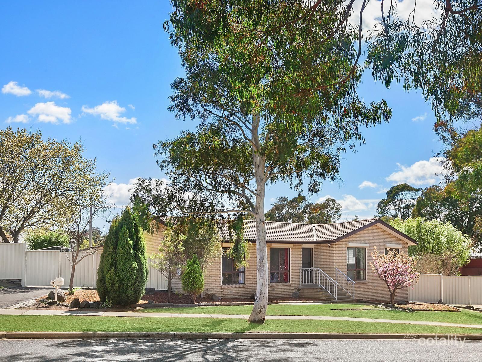 18 Castleton Cres, Gowrie, ACT 2904