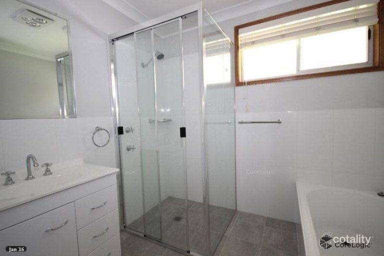 4 Harwood Cl, Mannering Park, NSW 2259