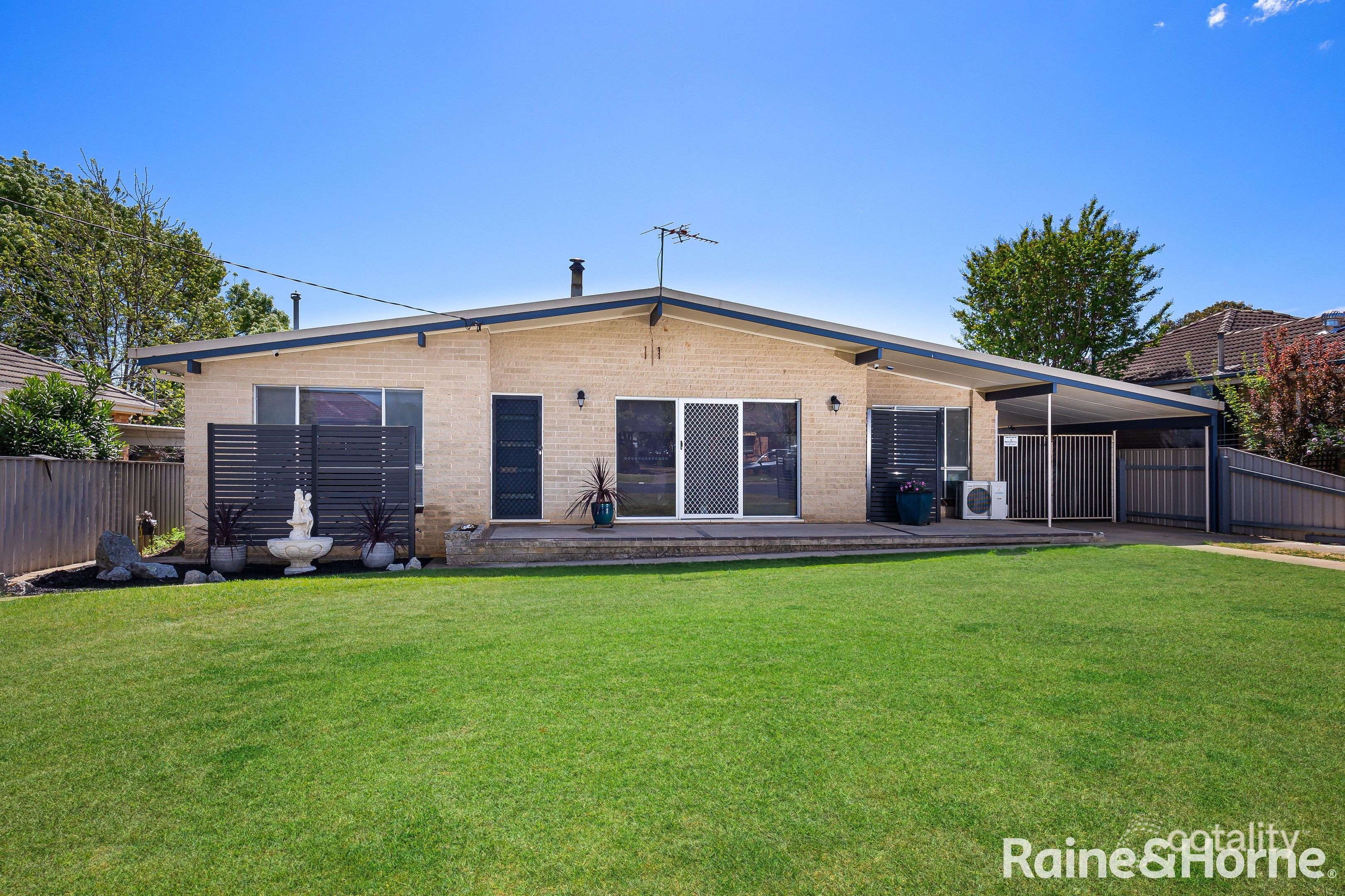 11 Bruce St, Tolland, NSW 2650