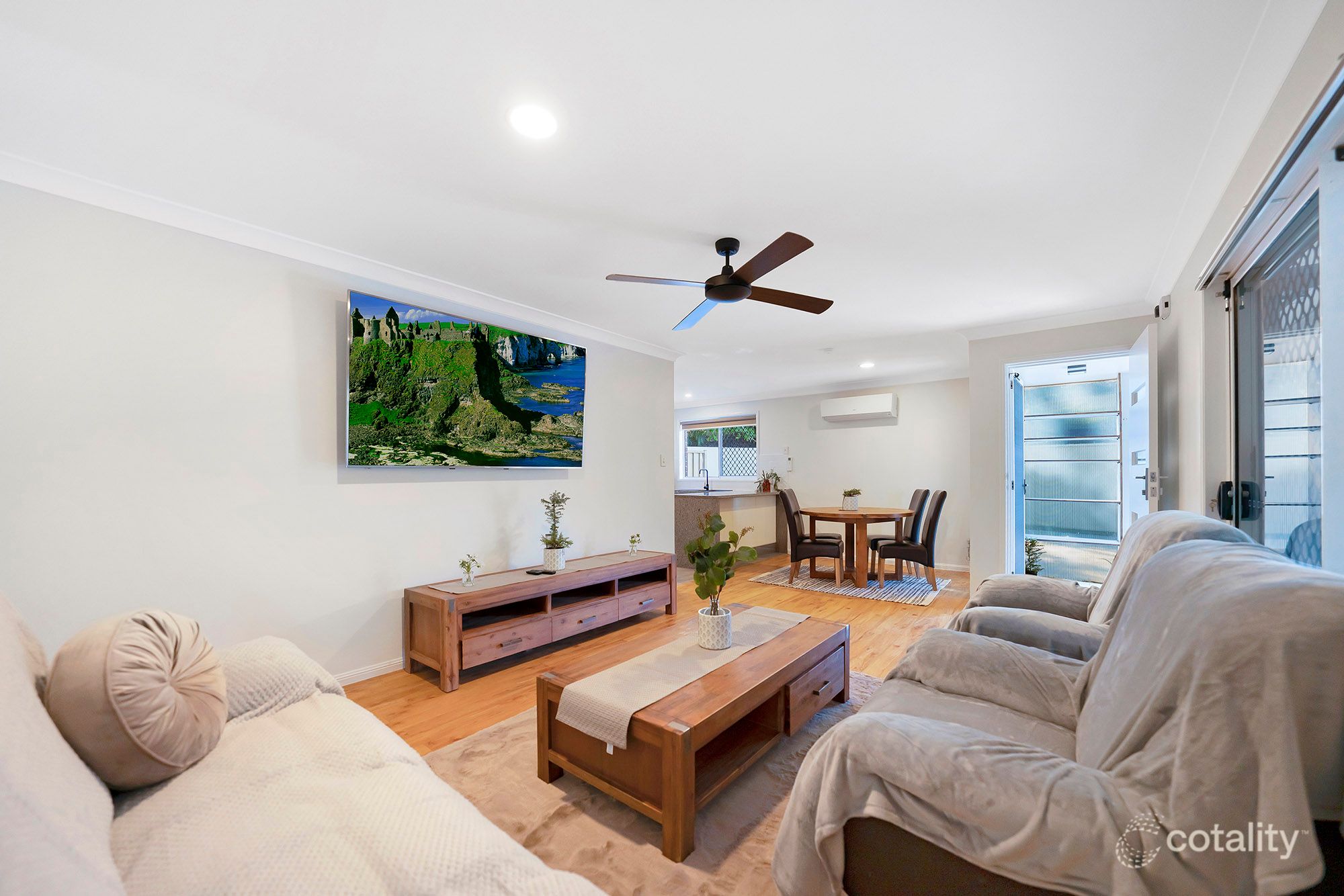 2/20 Annette Ct, Labrador, QLD 4215
