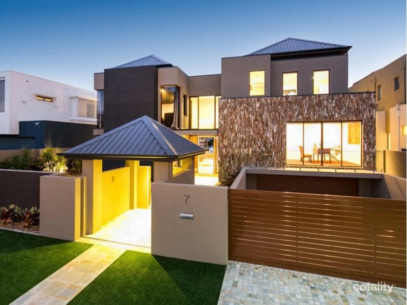 7 Royal Albert Cres, Paradise Point, QLD 4216