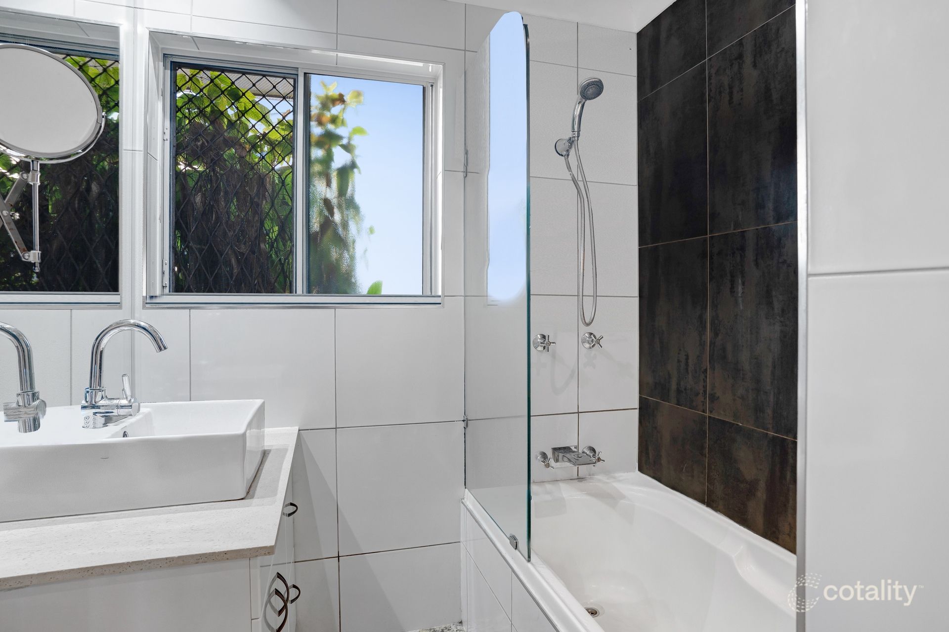 4 Deacon Ct, Mooroobool, QLD 4870