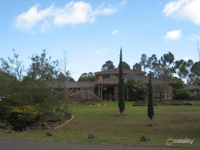 17 Dumfries Tce, Greenvale, VIC 3059