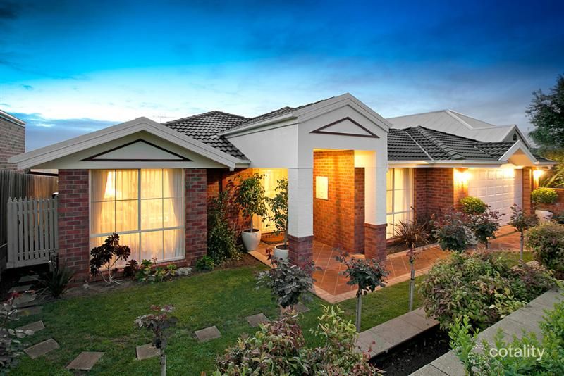 11 Nightingale Cres, Berwick, VIC 3806