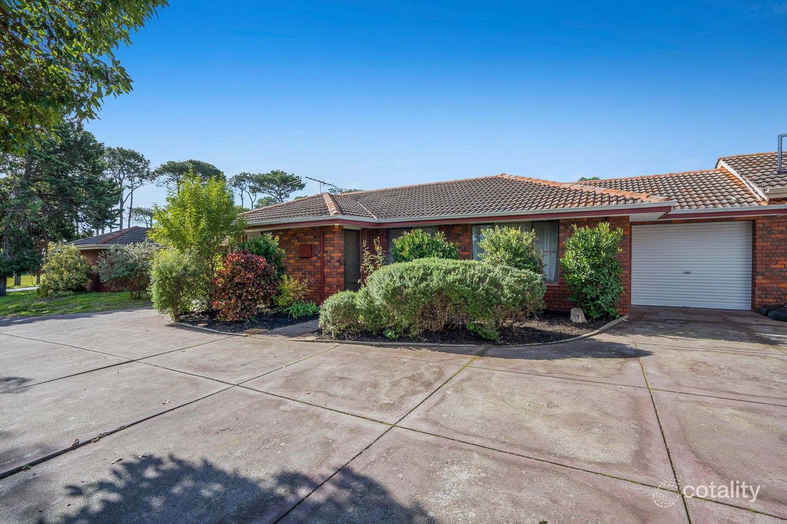 2/6 Kitchener Rd, Melville, WA 6156