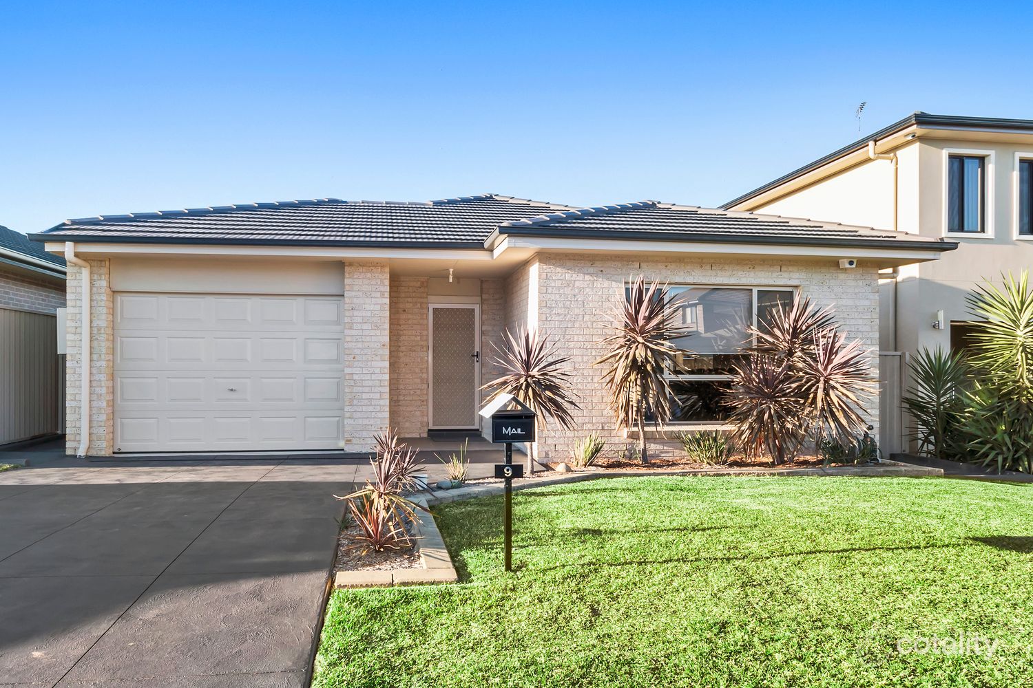 9 Daquino Pl, Carnes Hill, NSW 2171