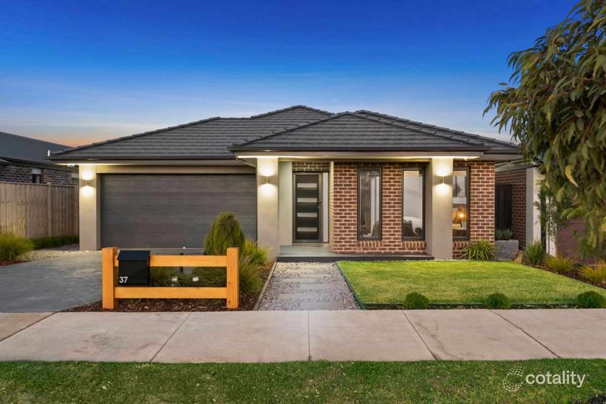 37 Ashbury Bvd, Armstrong Creek, VIC 3217
