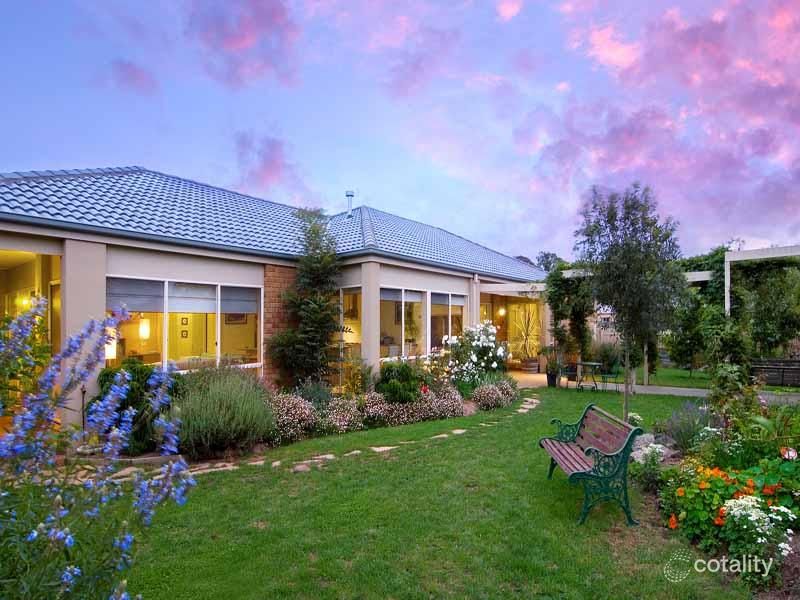2 Roxanne Ct, Woodend, VIC 3442