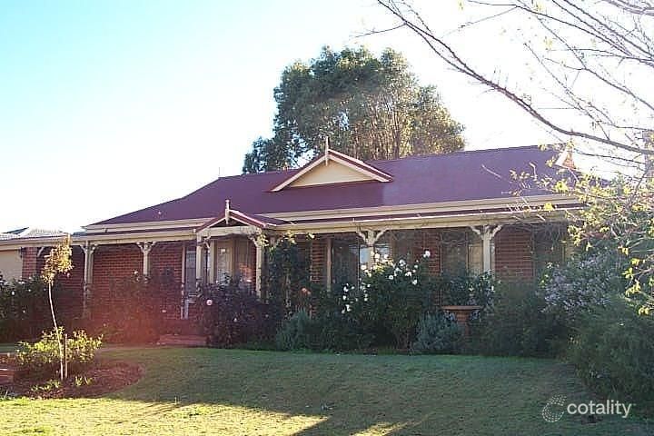 8 Lakeside Dr, Helena Valley, WA 6056