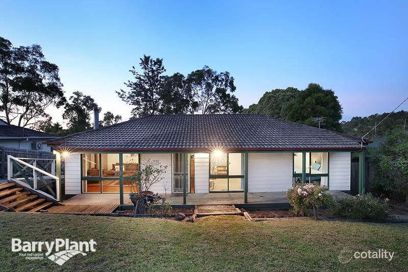 13 Weymar Cres, Wandin North, VIC 3139