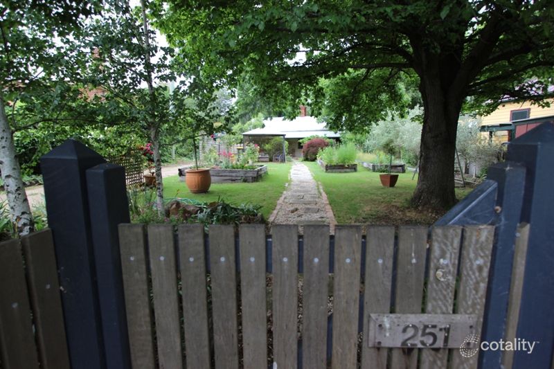 251 Bentinck St, Bathurst, NSW 2795