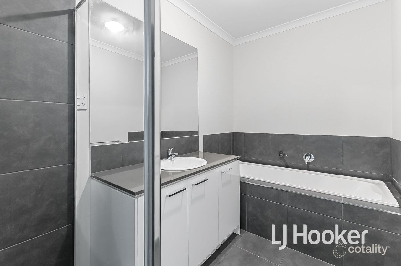 40 Titan Lodge Walk, Pakenham, VIC 3810
