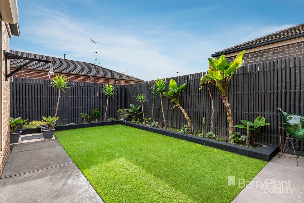 11 Gardense Pde, South Morang, VIC 3752