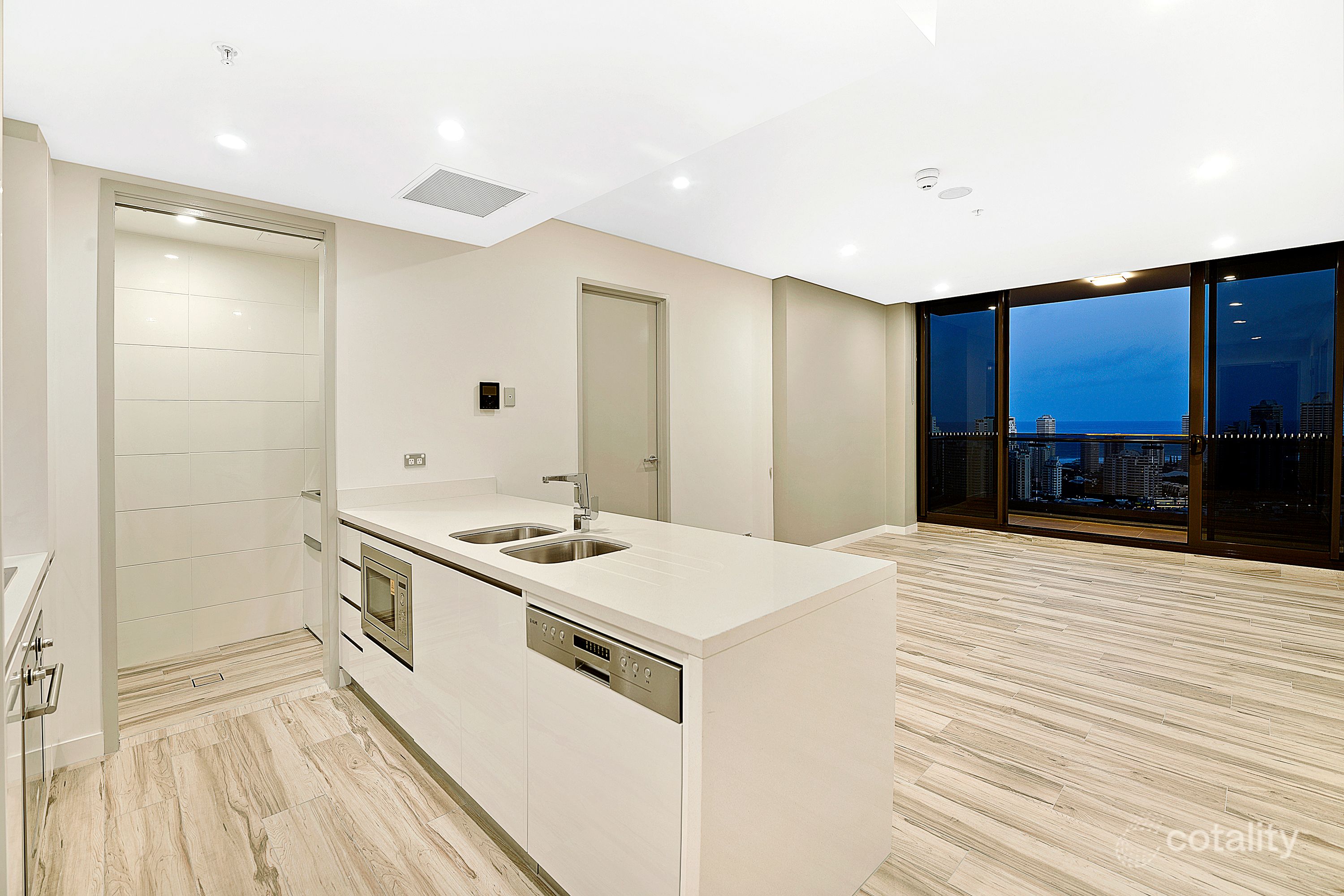 2010/2 Como Cres, Southport, QLD 4215