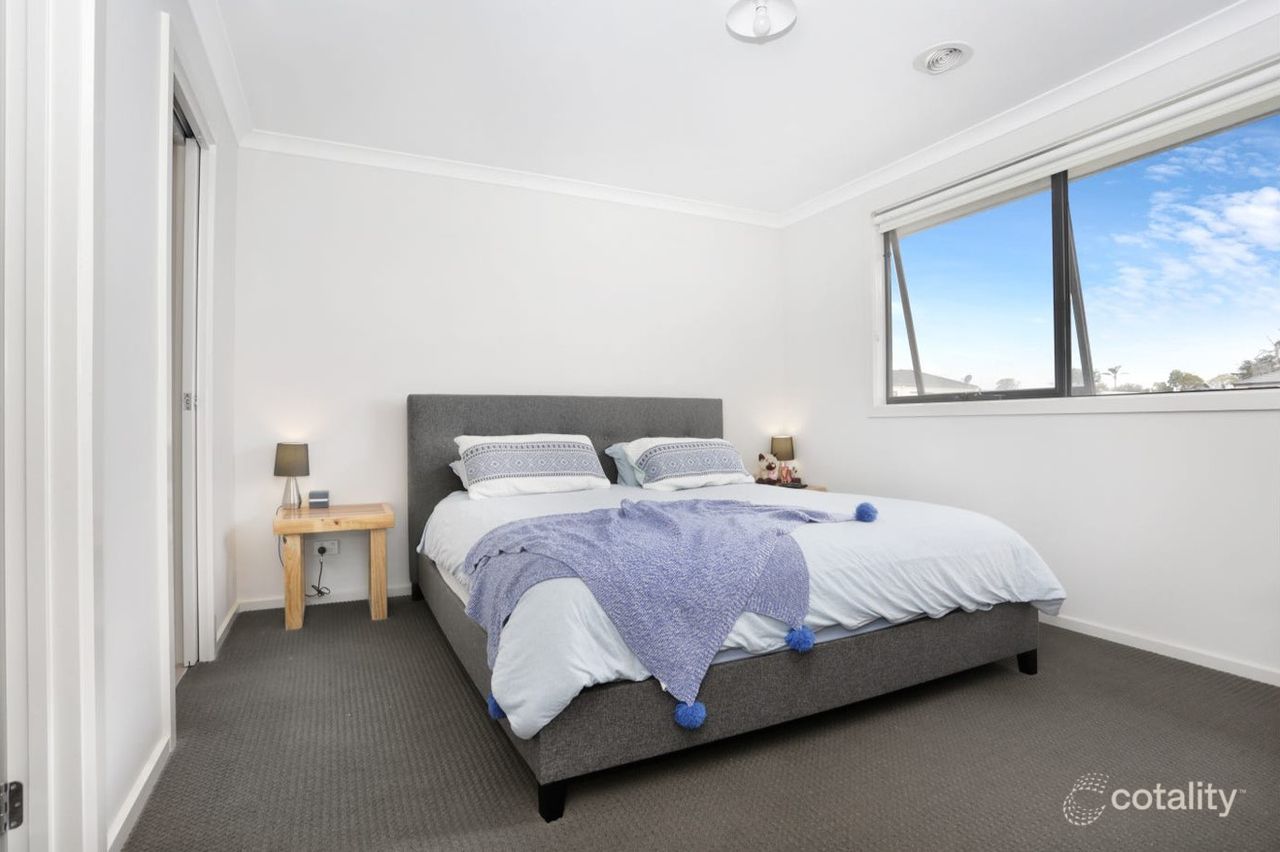 1 Hut Rd, Clyde North, VIC 3978