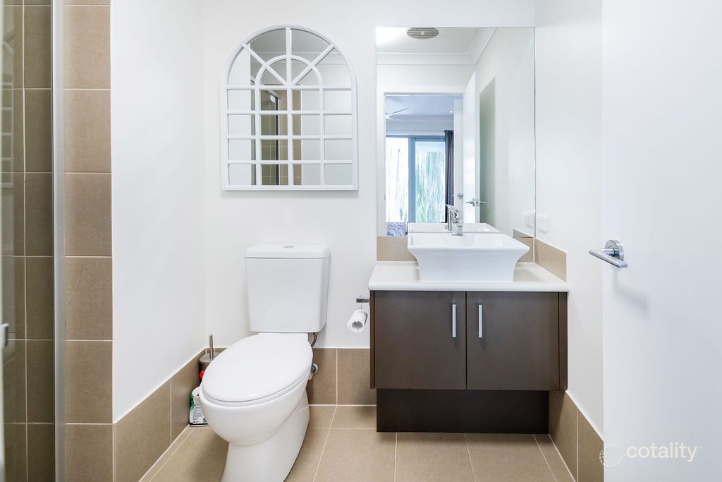 4/10 Middle St, Labrador, QLD 4215