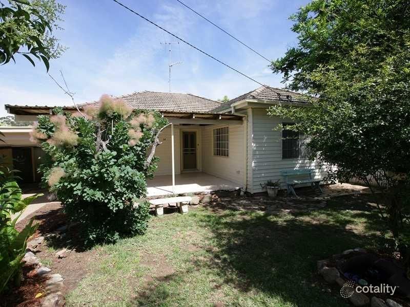 14 Manoora Ave, Mount Austin, NSW 2650