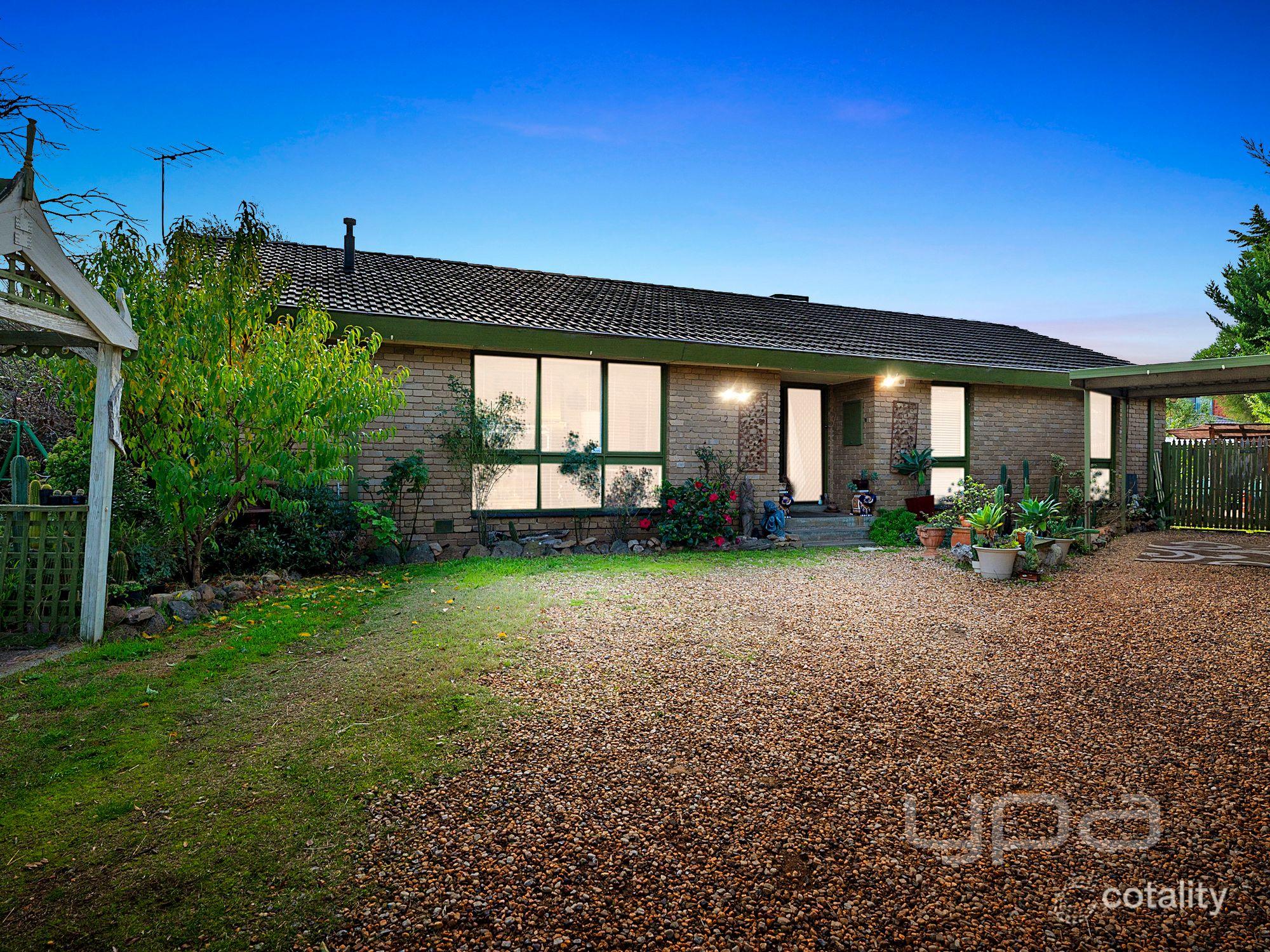 2 Oak Pl, Melton West, VIC 3337