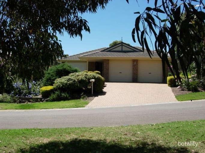 13 Stonebridge Dr, Aberfoyle Park, SA 5159