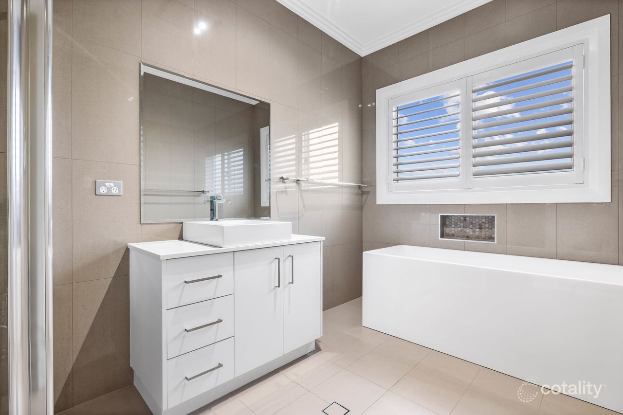 4 Fraser Cl, Goulburn, NSW 2580