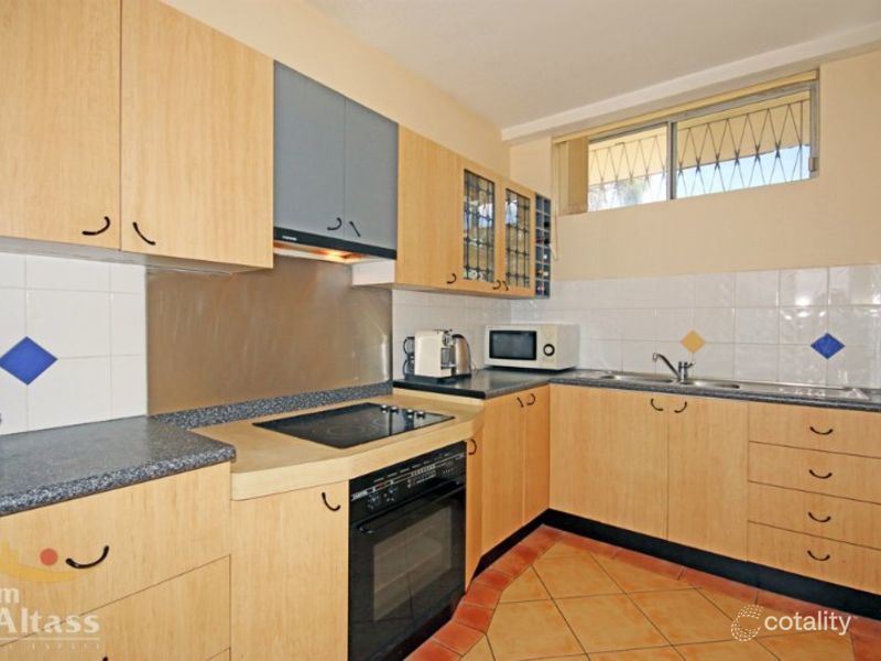 2/30 Shrapnel Rd, Cannon Hill, QLD 4170