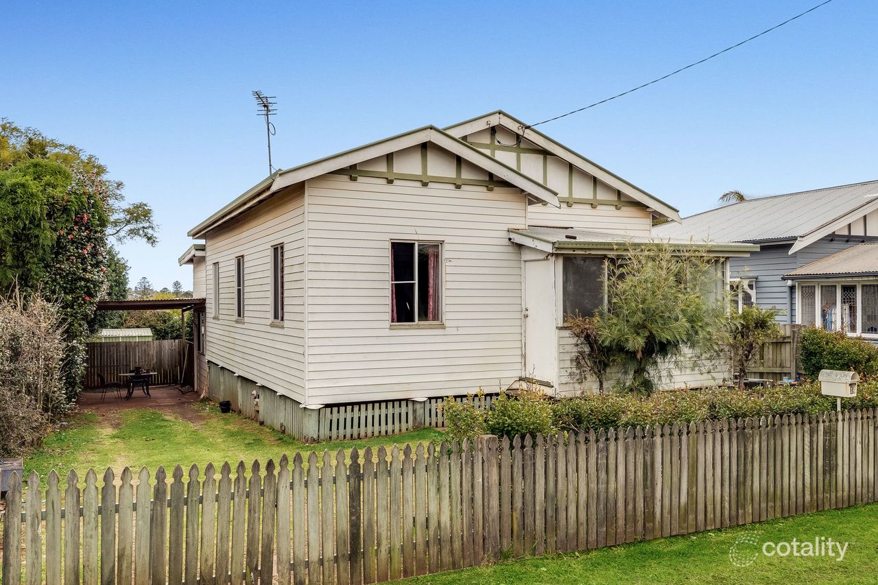 14 Lochel St, Mount Lofty, QLD 4350