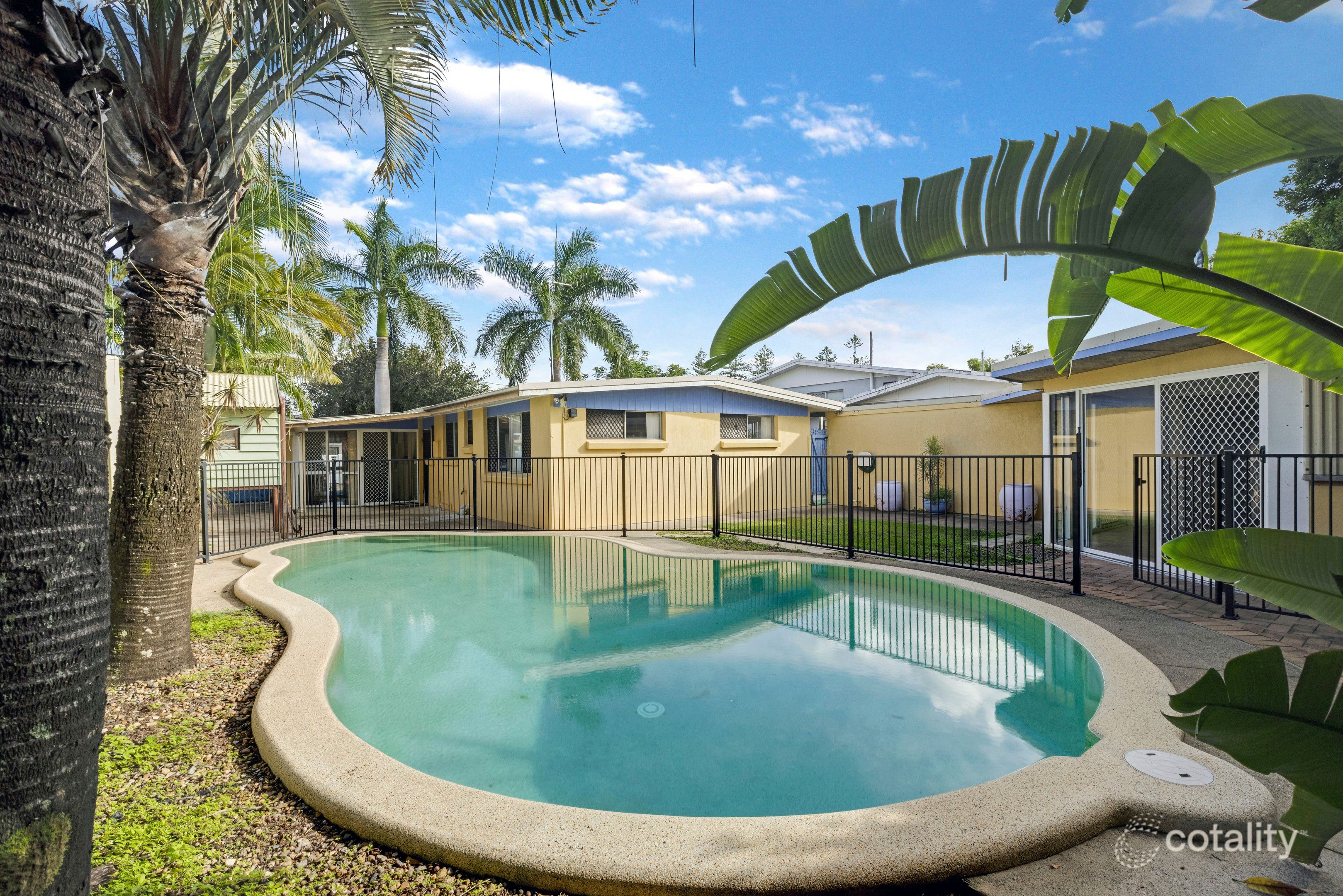 10 Naranga Ave, Broadbeach Waters, QLD 4218