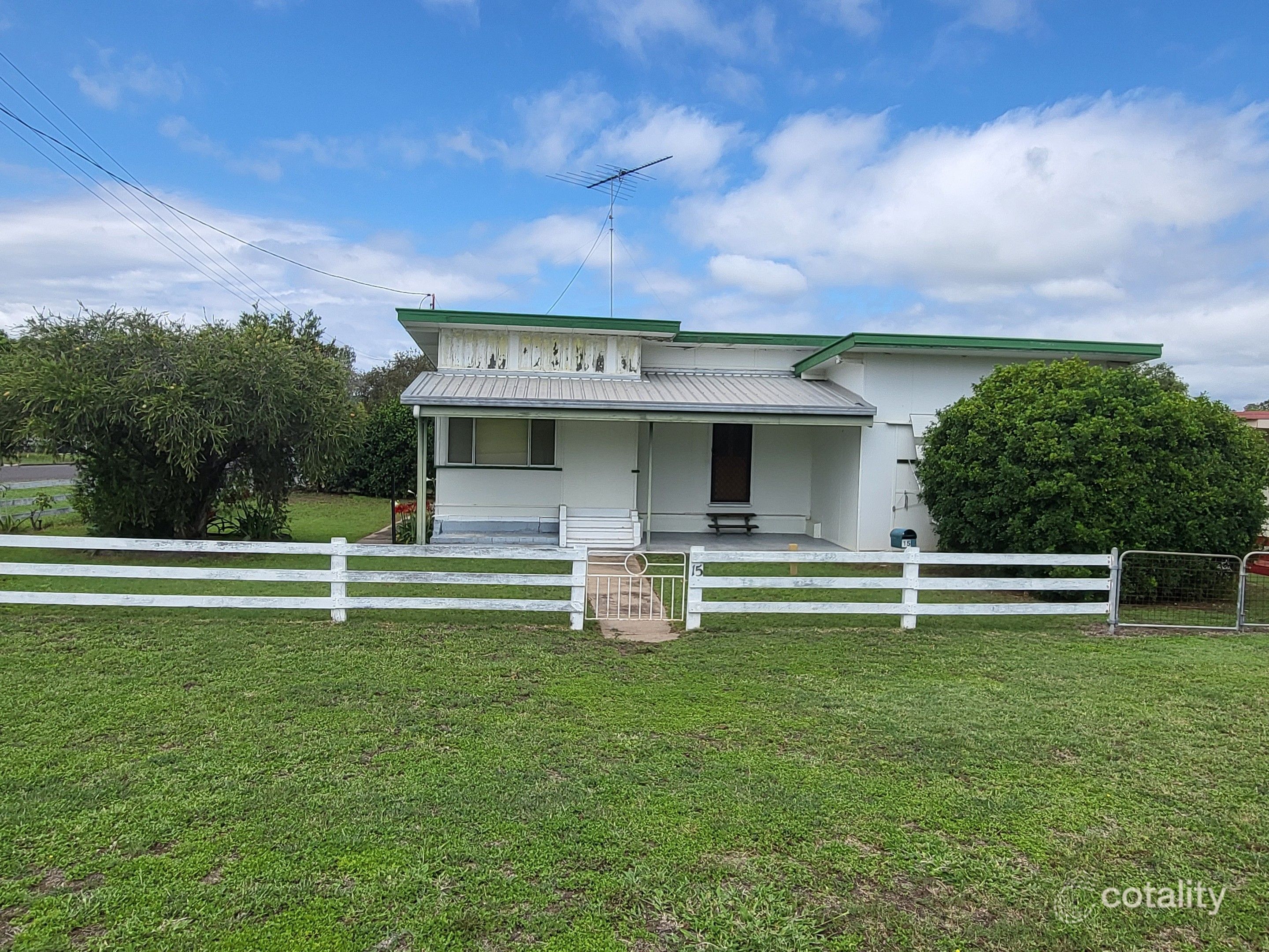 15 Gilchrist St, Moura, QLD 4718