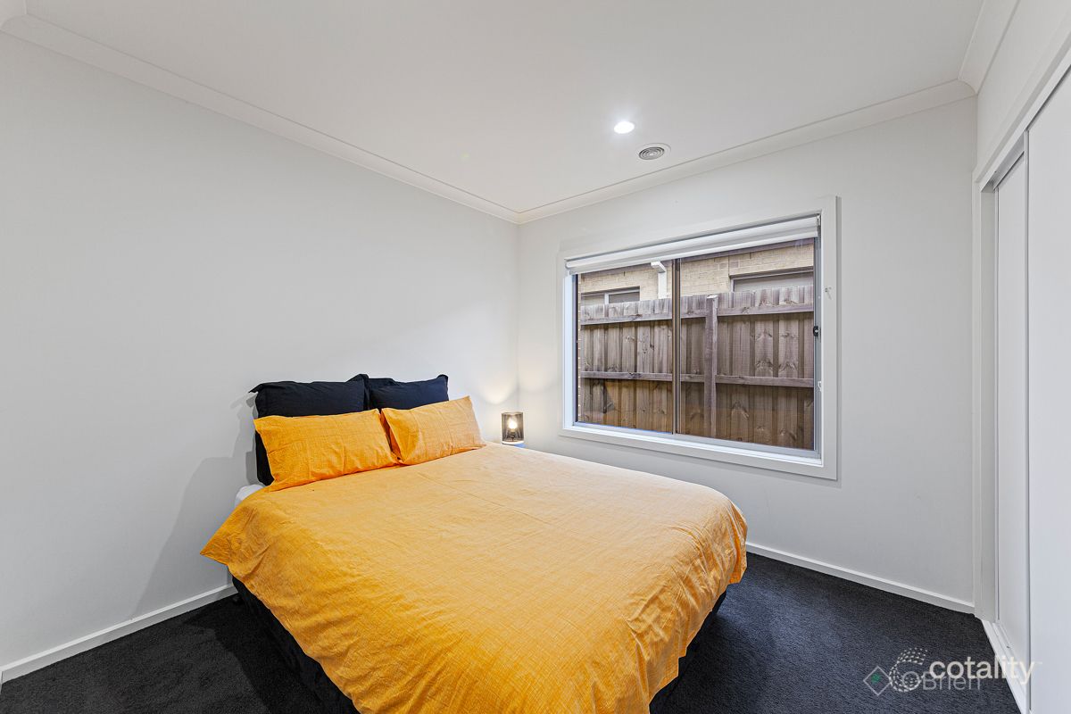 27 Denistoun Cres, Cranbourne, VIC 3977