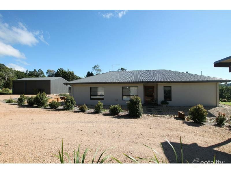 85 Russell Rd W, Lake Eacham, QLD 4884