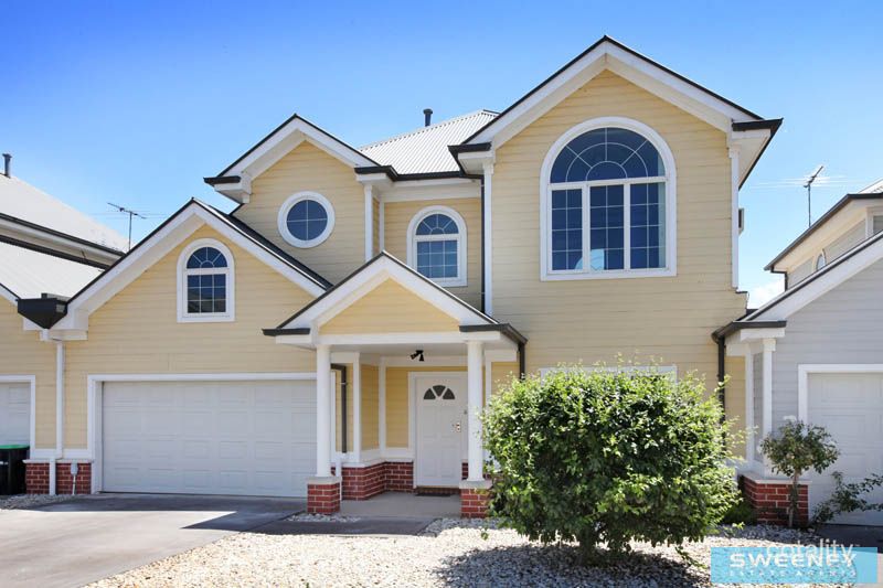 2/10 Stamford Gr, Caroline Springs, VIC 3023