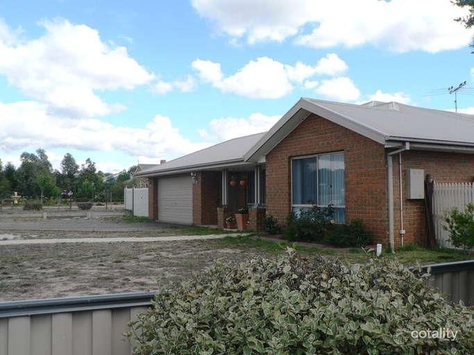 33 Ewing Dr, Romsey, VIC 3434