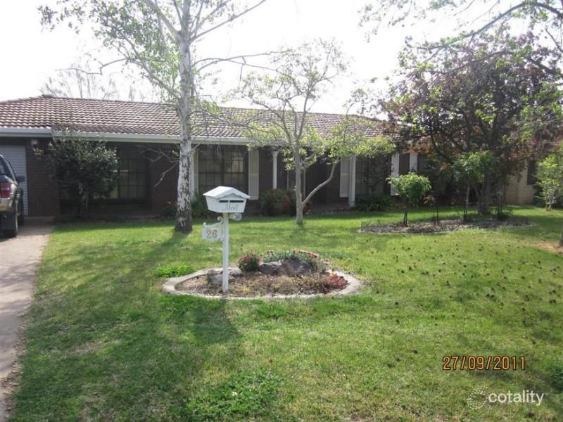 28 Balmoral Cres, Lake Albert, NSW 2650