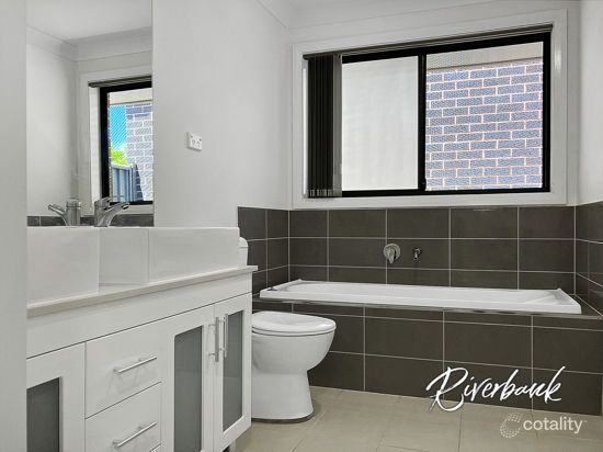 33 Barrow Cct, Jordan Springs, NSW 2747