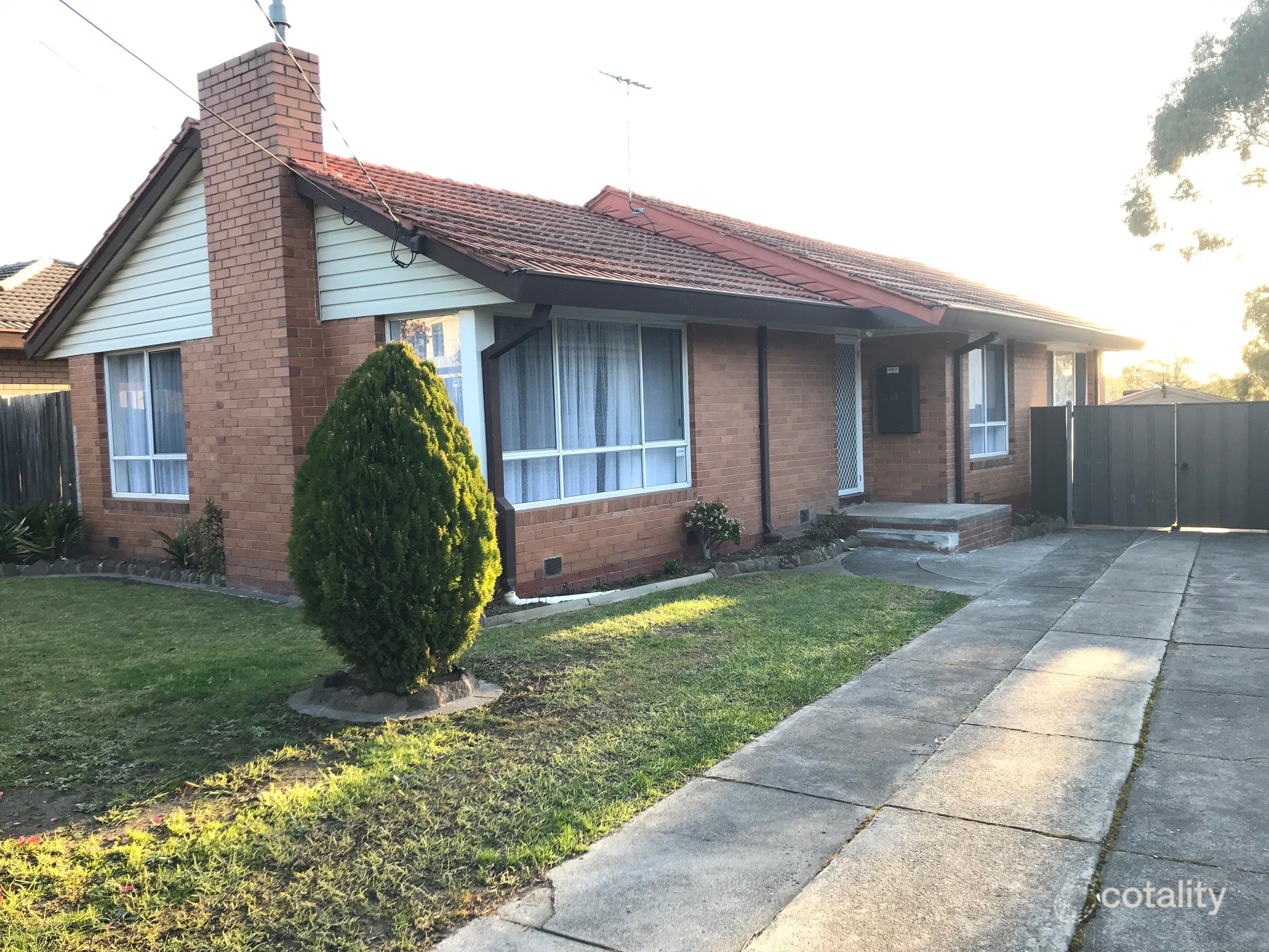 18 Hutchinson St, Burwood East, VIC 3151