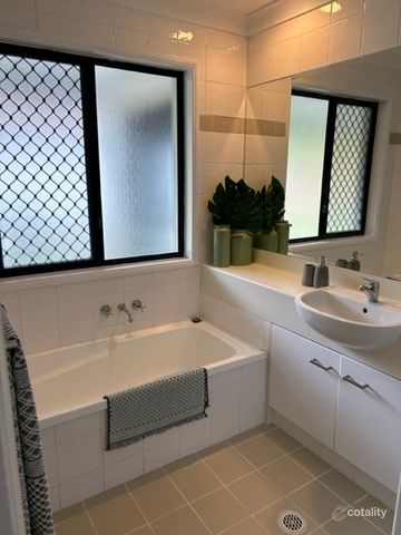 8/2-4 Langport Pde, Mudgeeraba, QLD 4213