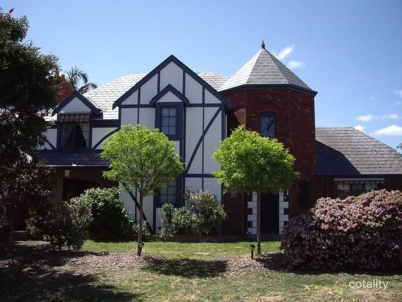 17 Glastonbury Dr, Highton, VIC 3216