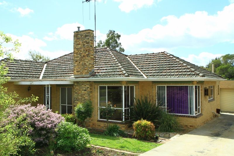 24 Putnam Ave, Strathdale, VIC 3550