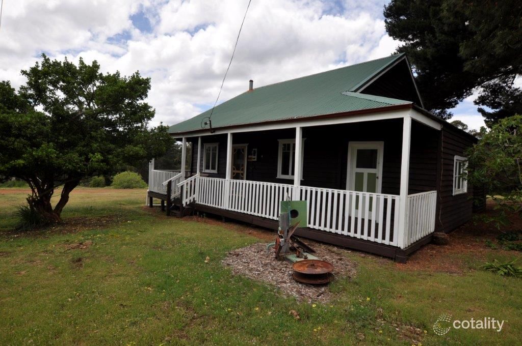 8 Nyamup Rd, Dingup, WA 6258