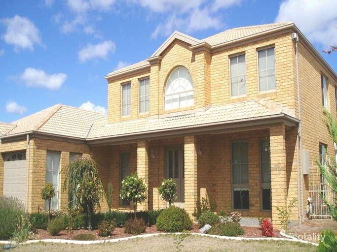 4 Eppalock Cct, Caroline Springs, VIC 3023