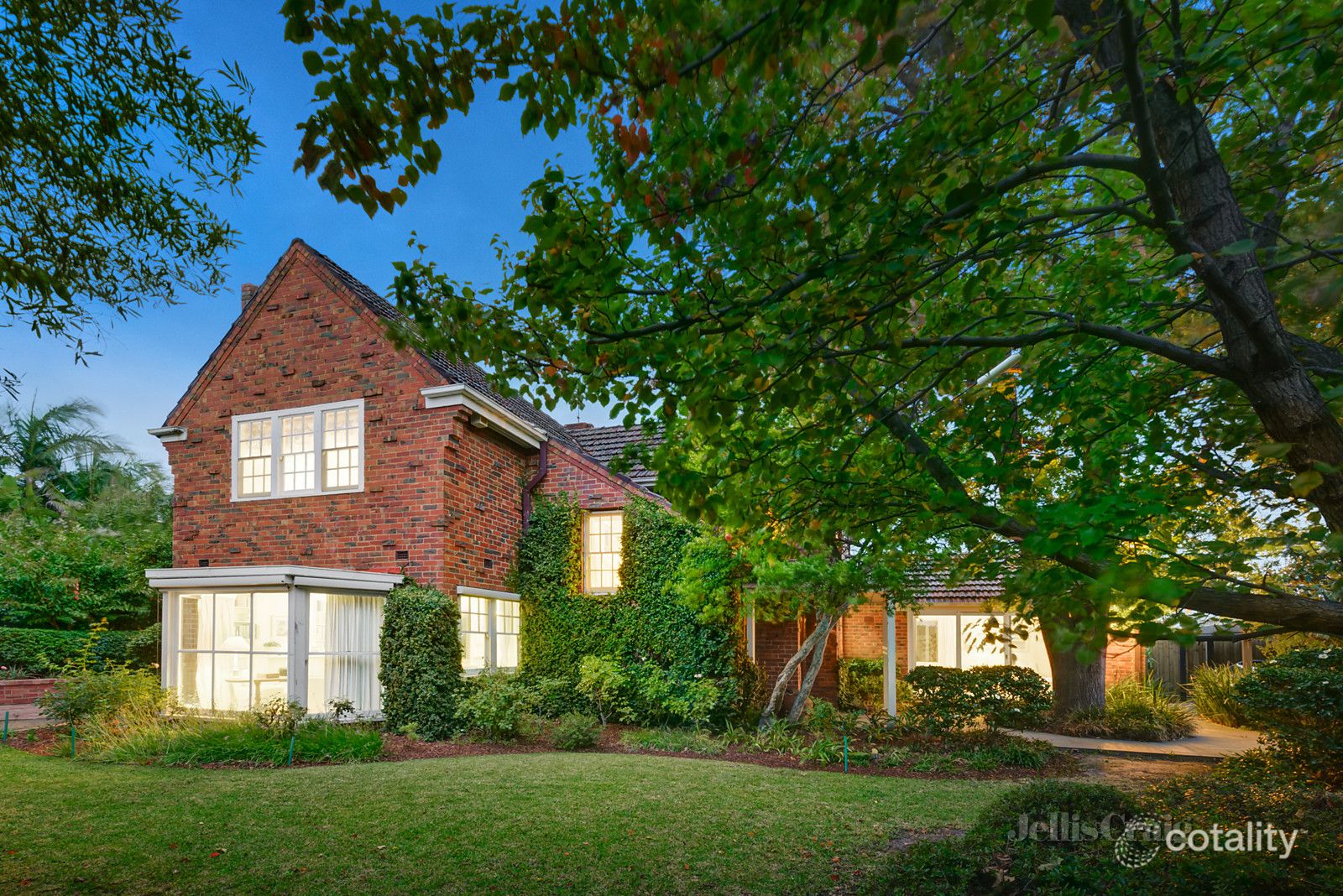 18 Horsburgh Gr, Armadale, VIC 3143