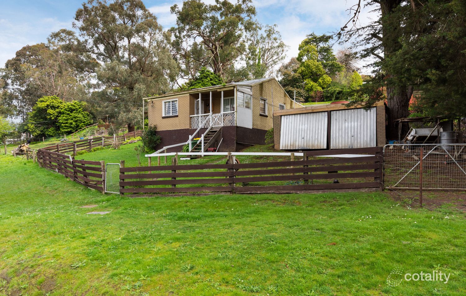 16 Bridgewater Rd, Seville East, VIC 3139
